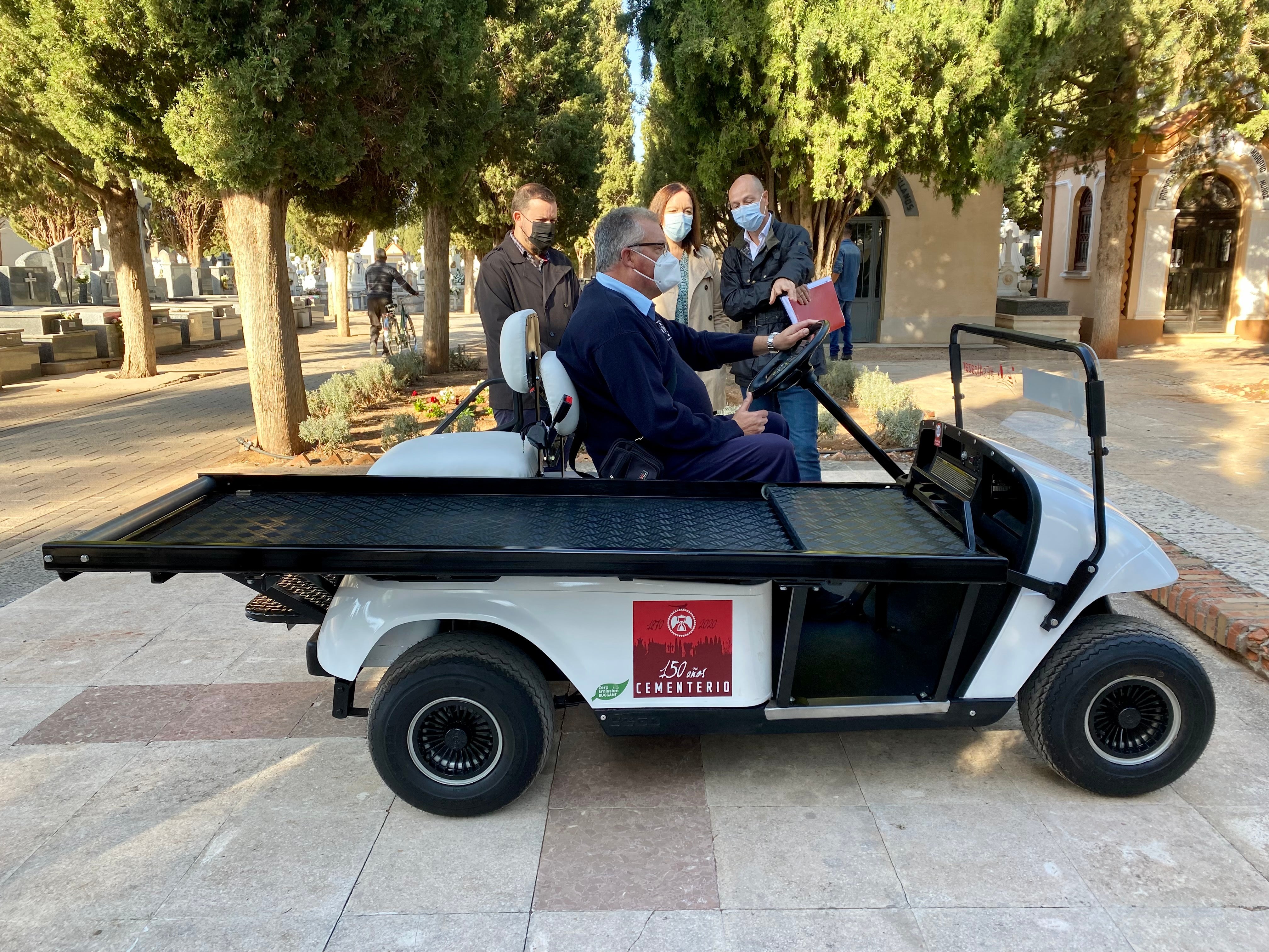 Presentado en el Cementerio Municipal un nuevo vehículo portaféretros Presentado en el Cementerio Municipal un nuevo vehículo portaféretros