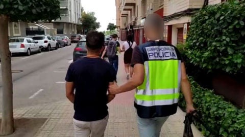 La Policía conduce a uno de los detenidos La Policía conduce a uno de los detenidos