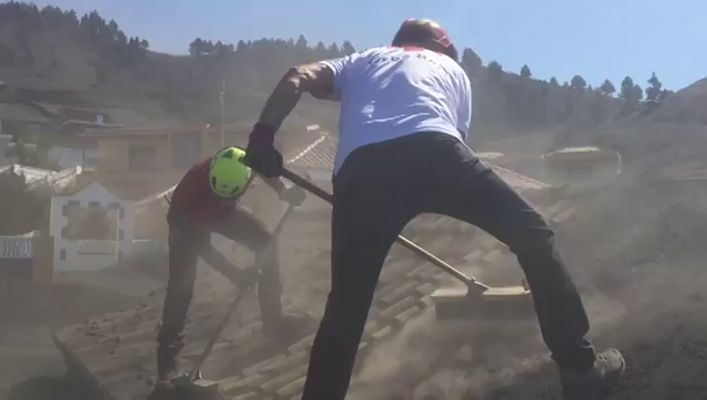 Paco Rivas: " Es tremendo ver cómo la lava destruye las casas" Paco Rivas: " Es tremendo ver cómo la lava destruye las casas"