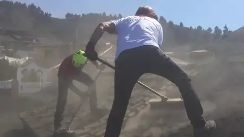 Paco Rivas: " Es tremendo ver cómo la lava destruye las casas" Paco Rivas: " Es tremendo ver cómo la lava destruye las casas"