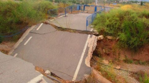 El puente en el camino de la Molineta, hundido por las fuertes lluvias El puente en el camino de la Molineta, hundido por las fuertes lluvias