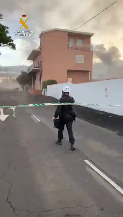Las espectaculares imágenes de la Guardia Civil sorprendida por una fuerte corriente de convección en La Palma Las espectaculares imágenes de la Guardia Civil sorprendida por una fuerte corriente de convección en La Palma