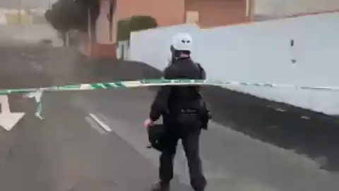 Las espectaculares imágenes de la Guardia Civil sorprendida por una fuerte corriente de convección en La Palma Las espectaculares imágenes de la Guardia Civil sorprendida por una fuerte corriente de convección en La Palma