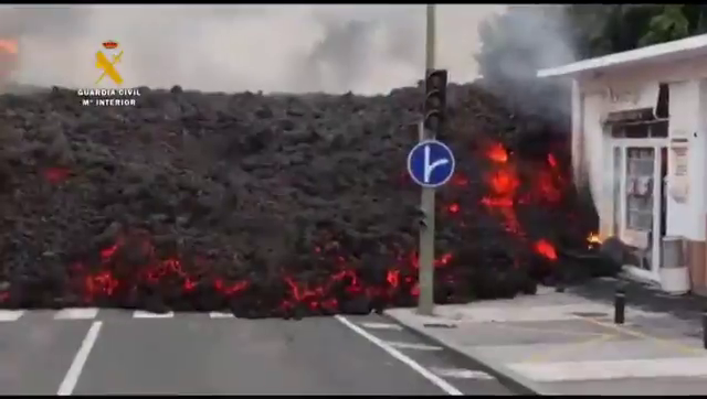 El estremecedor vídeo de la lava a su paso por el barrio de La Laguna El estremecedor vídeo de la lava a su paso por el barrio de La Laguna
