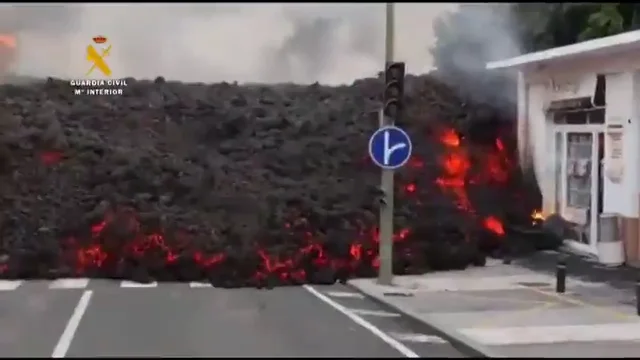 El estremecedor v&iacute;deo de la lava a su paso por el barrio de La Laguna