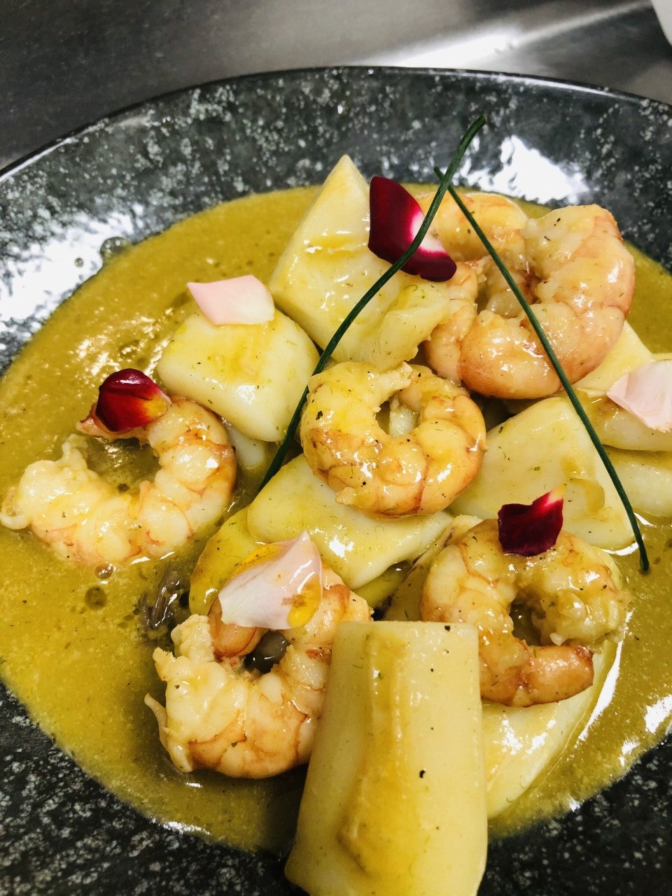 Guiso de gambones y sepia con salsa verde Guiso de gambones y sepia con salsa verde