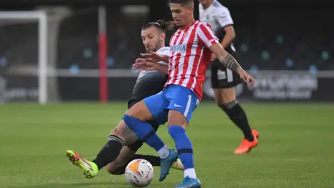 Una acción del Cartagena-Sporting. Una acción del Cartagena-Sporting.