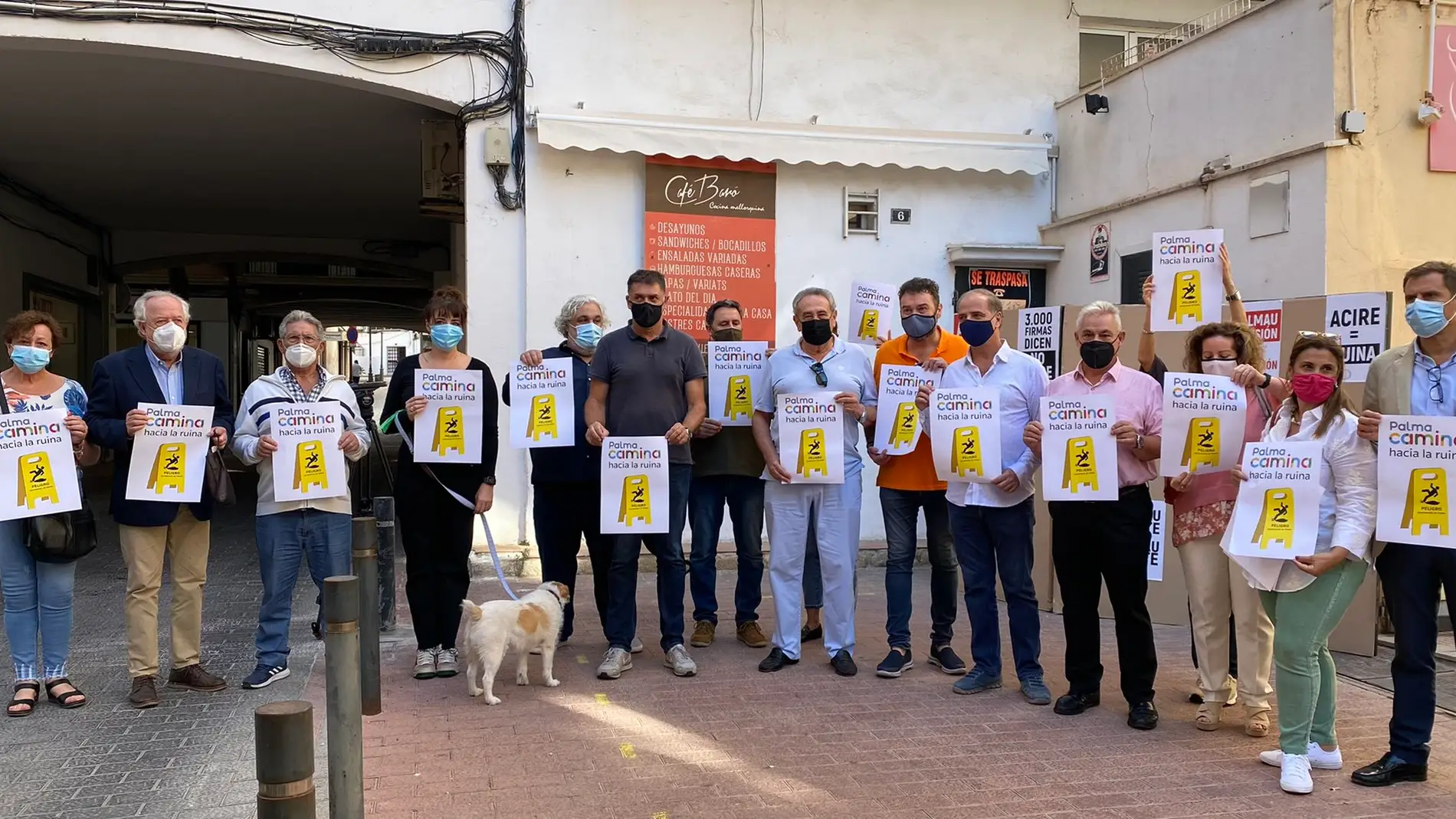 Empresas, comercios y vecinos inician una pegada de carteles contra las políticas de movilidad del Ajuntament de Palma
