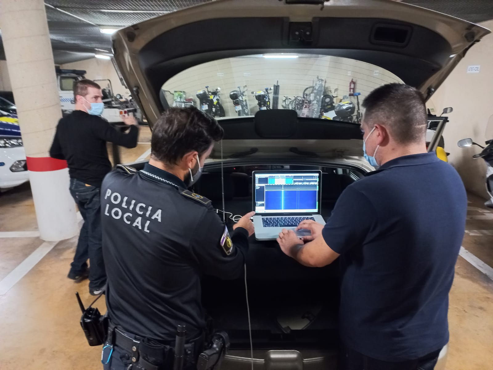 Forenses del OEDI aplican en la Vila un sistema pionero para detectar geolocalizadores en el coche de una víctima Forenses del OEDI aplican en la Vila un sistema pionero para detectar geolocalizadores en el coche de una víctima