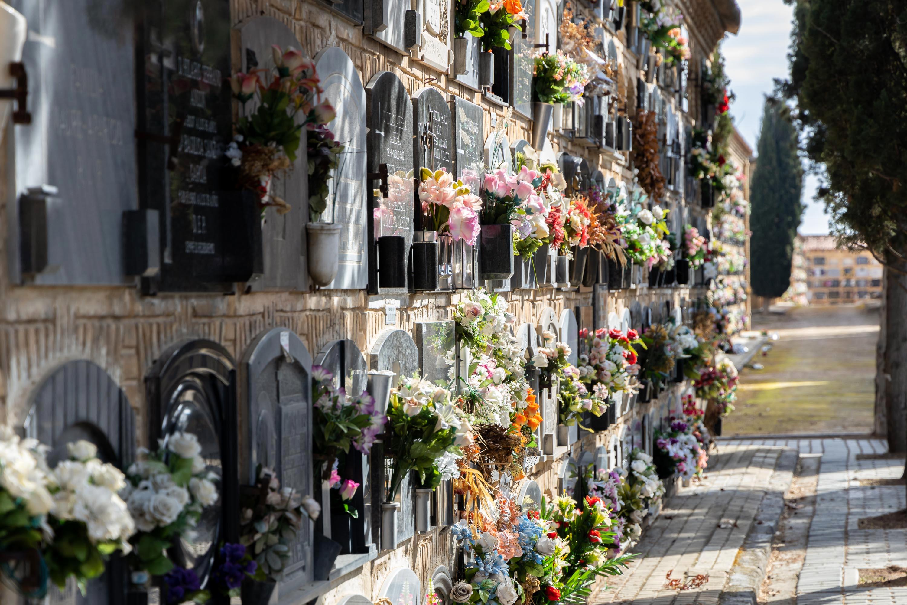 Todos los Santos, con mascarilla y distancias Todos los Santos, con mascarilla y distancias