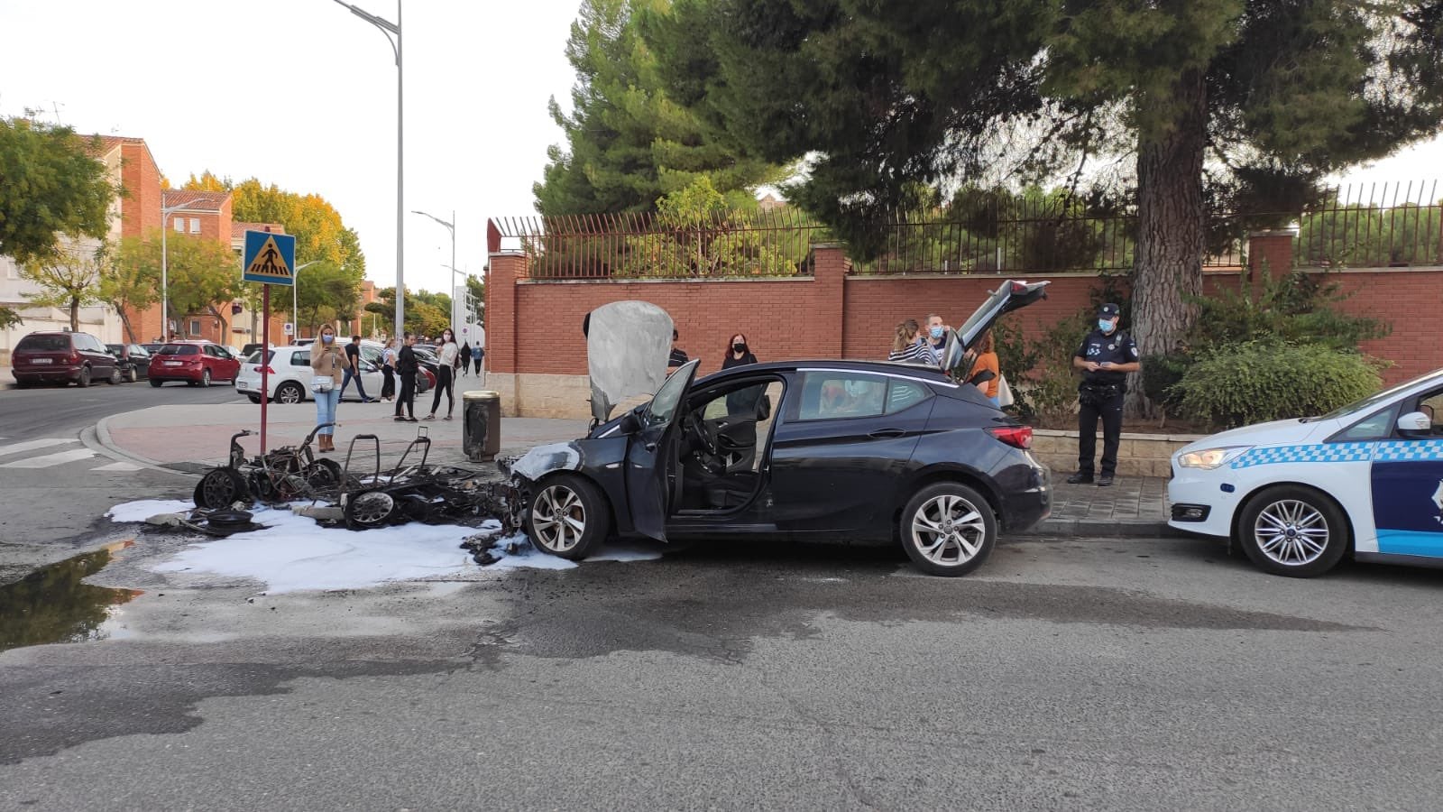 Un coche queda totalmente calcinado en la capital provocando daños en otro vehículo y en mobiliario urbano Un coche queda totalmente calcinado en la capital provocando daños en otro vehículo y en mobiliario urbano