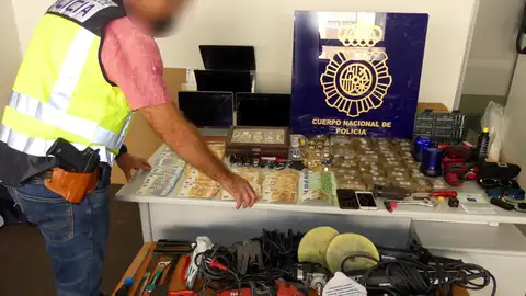 Objetos intervenidos a la banda de asaltantes Objetos intervenidos a la banda de asaltantes