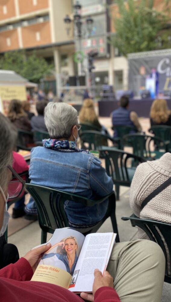 Casi lleno en la Plaza de España durante el pregón del escritor