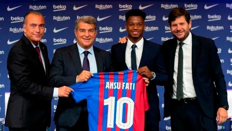 Ansu Fati posa junto a la directiva del Barcelona tras firmar su renovación