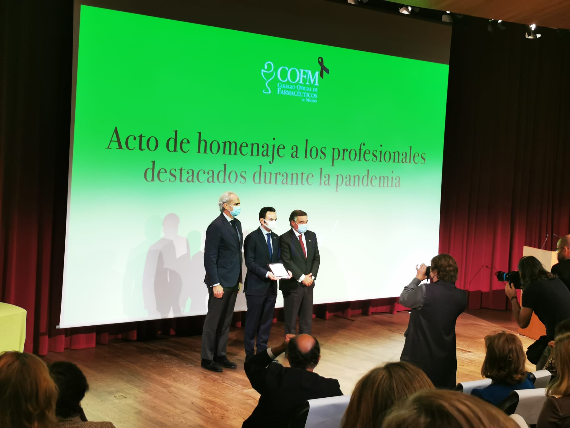 Los farmaceuticos ourensanos reciben un premio por su labor durante la pandemia Los farmaceuticos ourensanos reciben un premio por su labor durante la pandemia