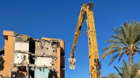 Trabajos de demolición de un edificio en el barrio Los Palmerales de Elche.