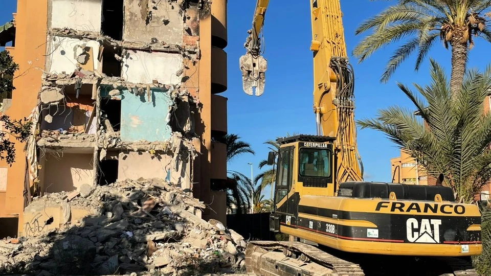 Trabajos de demolición de un edificio en el barrio Los Palmerales de Elche. Trabajos de demolición de un edificio en el barrio Los Palmerales de Elche.