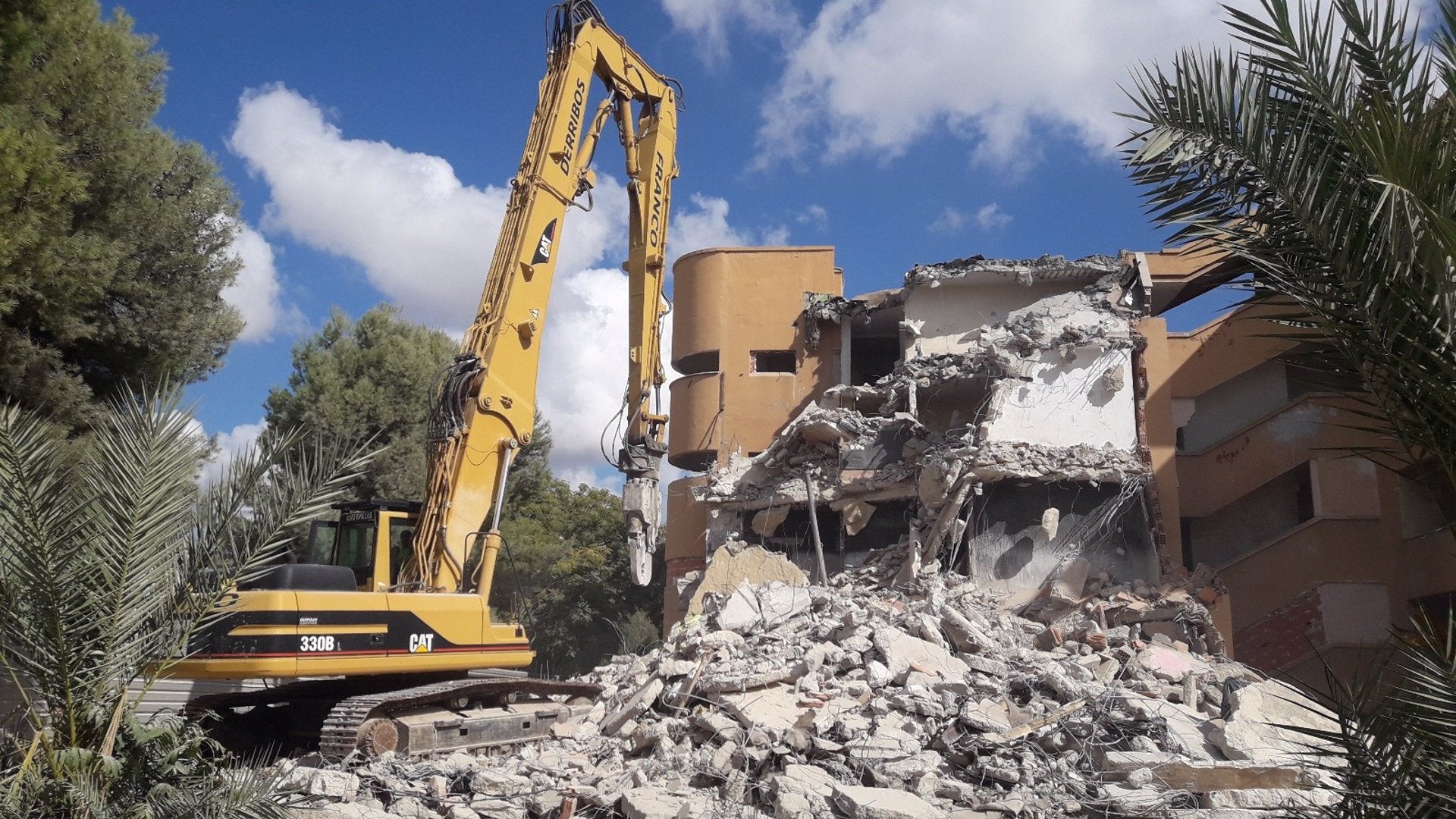 Arranca la demolición de dos edificios en el barrio Los Palmerales de Elche Arranca la demolición de dos edificios en el barrio Los Palmerales de Elche