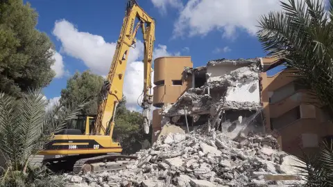 Trabajos de derribo de uno de los edificios del barrio Los Palmerales de Elche. Trabajos de derribo de uno de los edificios del barrio Los Palmerales de Elche.