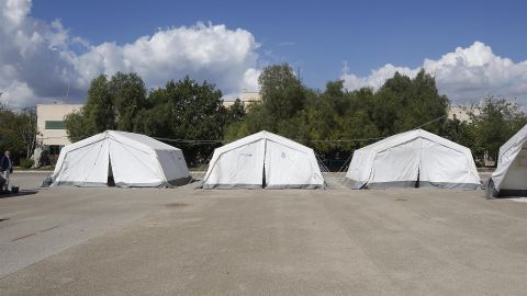 Tiendas de campa&ntilde;a colocadas en las instalaciones del antiguo cuartel de Son Tous de Palma para la acogida de migrantes