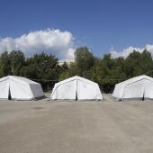Tiendas de campaña colocadas en las instalaciones del antiguo cuartel de Son Tous de Palma para la acogida de migrantes