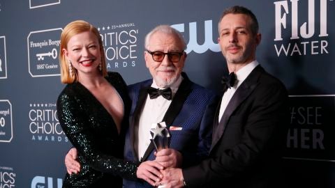 Los protagonistas de 'Succession' sostienen su Critics' Choice Award en la alfombra roja de la ceremonia