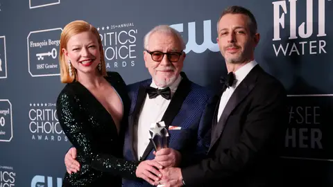 Los protagonistas de 'Succession' sostienen su Critics' Choice Award en la alfombra roja de la ceremonia Los protagonistas de 'Succession' sostienen su Critics' Choice Award en la alfombra roja de la ceremonia