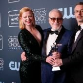 Los protagonistas de 'Succession' sostienen su Critics' Choice Award en la alfombra roja de la ceremonia