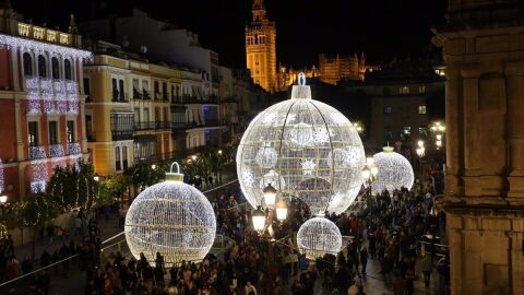 Plaza de San Francisco adornada con alumbrado navideño