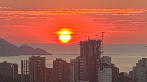 benidorm amanecer poco nuboso
