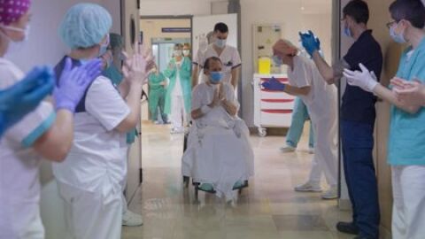 Profesionales sanitarios aplauden el traslado a planta de un paciente de Covid 