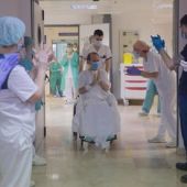Profesionales sanitarios aplauden el traslado a planta de un paciente de Covid 