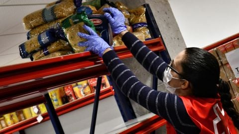 Una voluntaria de Cruz Roja maneja productos no perecederos para su reparto Una voluntaria de Cruz Roja maneja productos no perecederos para su reparto