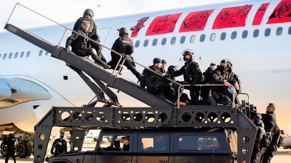 Unidades antiterroristas realizan prácticas de asalto de aeronaves en el aeropuerto de Ciudad Real Unidades antiterroristas realizan prácticas de asalto de aeronaves en el aeropuerto de Ciudad Real