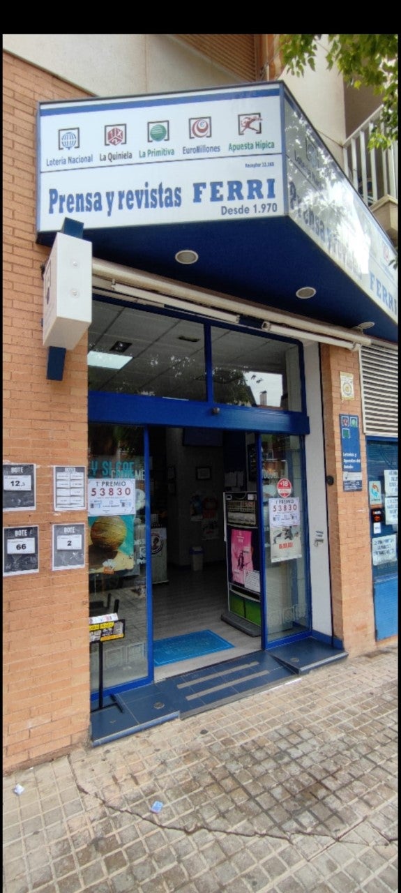 La Lotería Nacional lleva la suerte al barrio de San Antón de Elche La Lotería Nacional lleva la suerte al barrio de San Antón de Elche