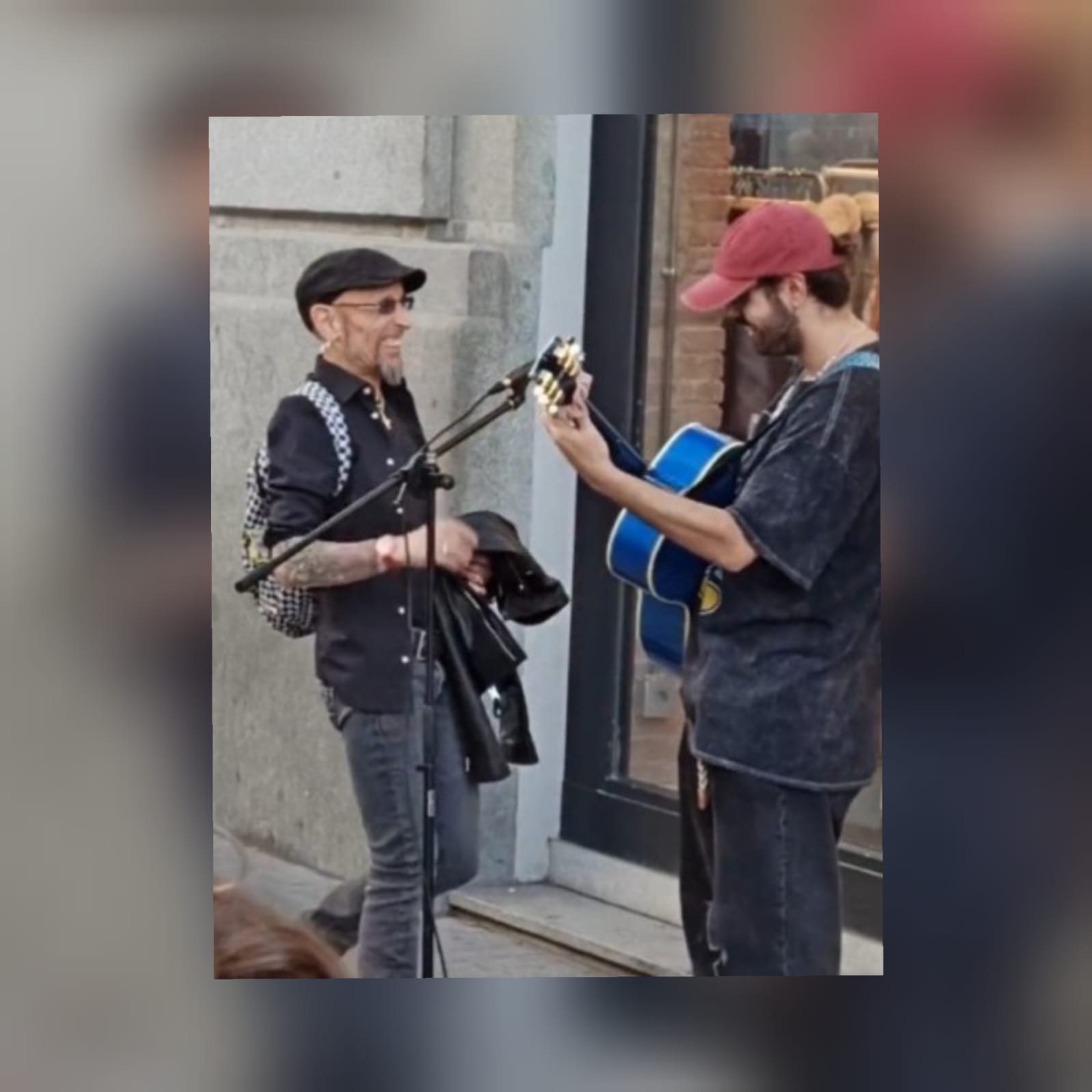 Fito Cabrales sorprende a un músico en Gran Vía y se une a cantar uno de sus mejores temas Fito Cabrales sorprende a un músico en Gran Vía y se une a cantar uno de sus mejores temas