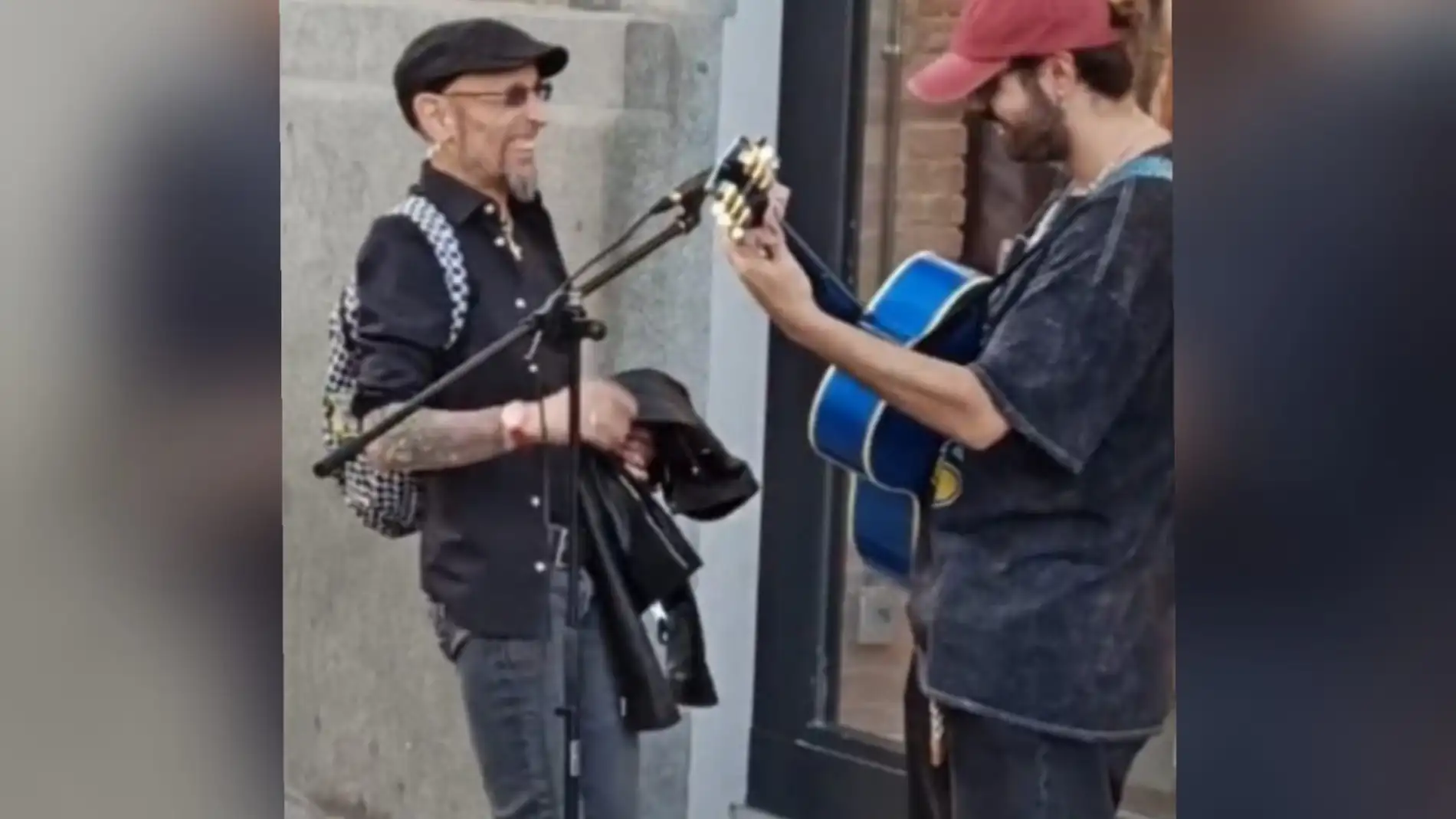 Fito sorprende a un músico callejero uniéndose a él cuando cantaba 'Soldadito Marinero'
