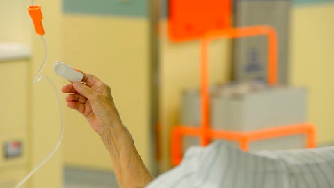 Un paciente en una cama de un hospital