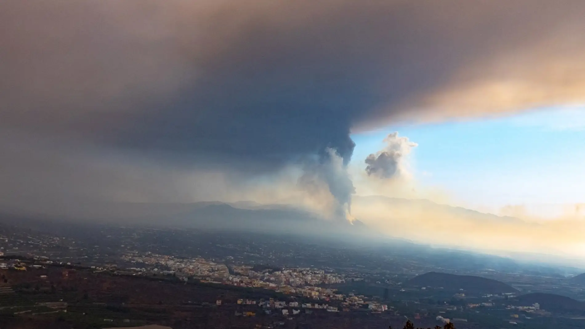 La ceniza empeora la calidad del aire y la lava origina una nueva colada en La Palma