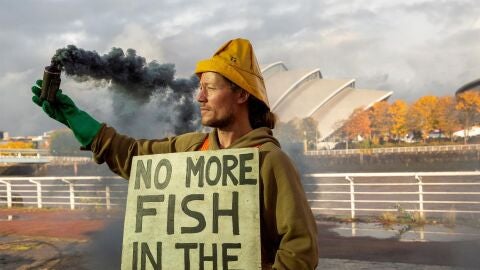 Activistas ambientales realizan una protesta antes de la Conferencia sobre Cambio Clim&aacute;tico COP26