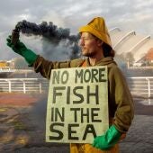 Activistas ambientales realizan una protesta antes de la Conferencia sobre Cambio Climático COP26