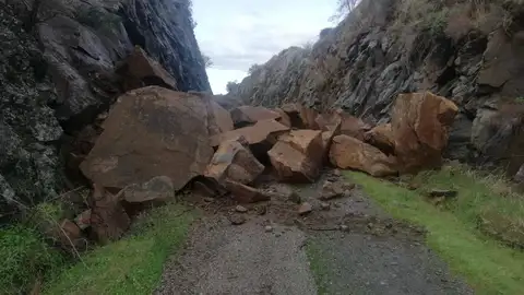 Desprendimiento en la vía verde de la jara Desprendimiento en la vía verde de la jara