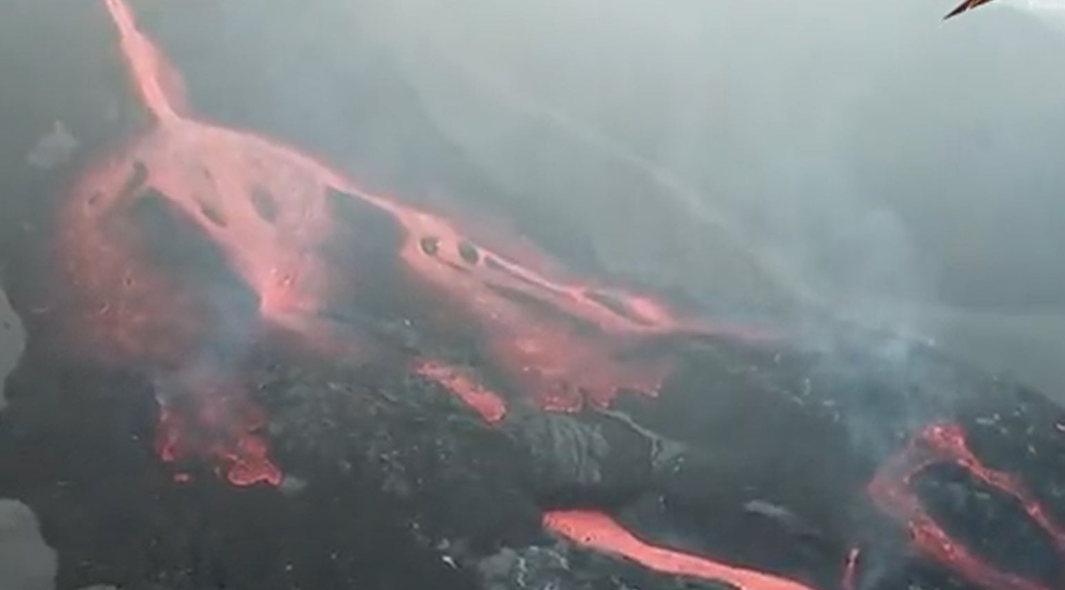 Impresionantes imágenes tras un desbordamiento de lava en el cono del volcán Impresionantes imágenes tras un desbordamiento de lava en el cono del volcán