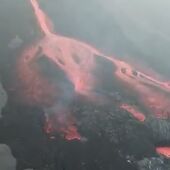Un desbordamiento de lava en el cono del volcán deja unas espectaculares imágenes