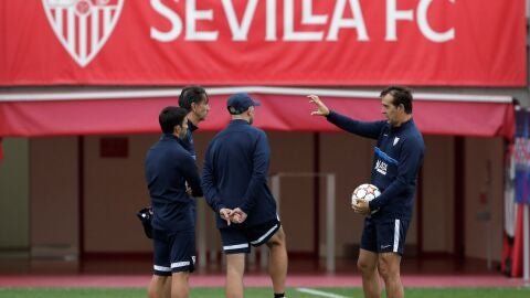 Julen Lopetegui dialoga con algunos de sus ayudantes en la Ciudad Deportiva del Sevilla.