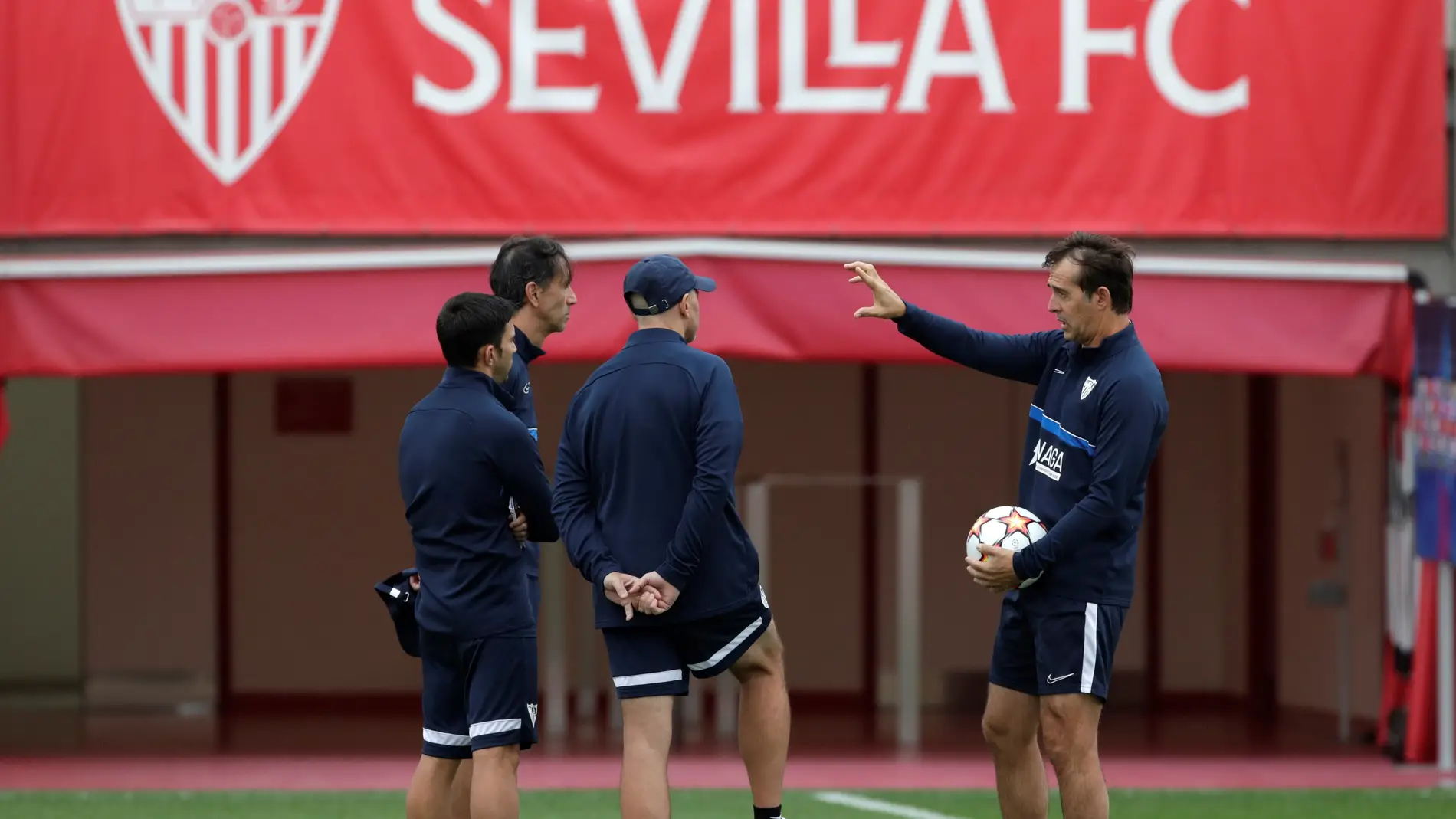Julen Lopetegui dialoga con algunos de sus ayudantes en la Ciudad Deportiva del Sevilla.