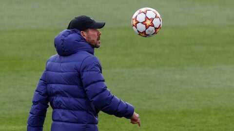 Simeone durante el entrenamiento previo al duelo de Champions con el Liverpool