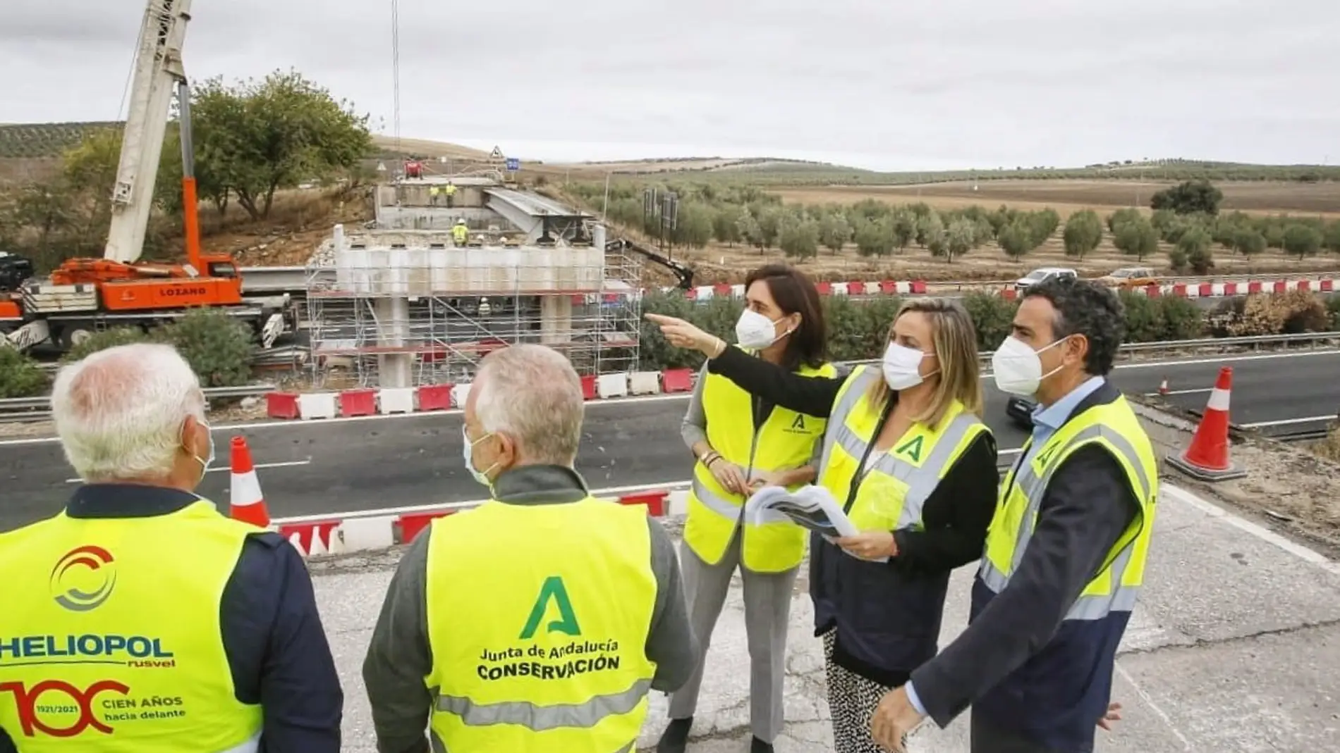 La consejera de Fomento, Marifrán Carazo, visitando las obras de reconstrucción del nuevo puente