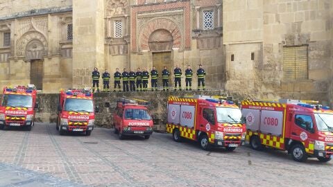 Bomberos junto a los nuevos veh&iacute;culos 