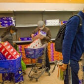 Chinos comprando provisiones en el supermercado